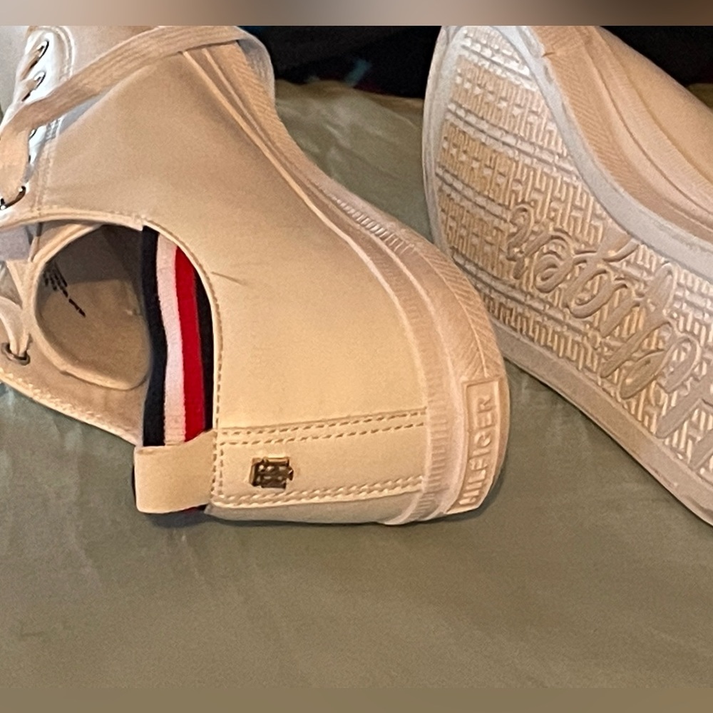 Tommy Hilfiger white leather tennis shoes